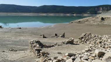 Düşük su seviyesi ve Yesa rezervuarının kalıntıları.