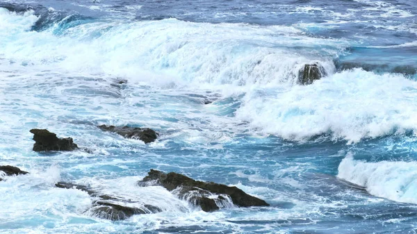 Kust van de zee met golven die op de rotsen neerstorten. Cantabrische Zeekust. — Stockfoto