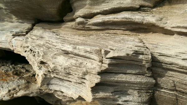 Πέτρες και ασβεστόλιθος διαβρωμένα στις ακτές της θάλασσας — Φωτογραφία Αρχείου