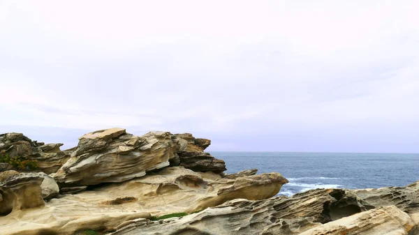 Deniz kıyısında kayalar ve kireçtaşı aşınmış. Cantabrian Deniz Kıyısı. — Stok fotoğraf