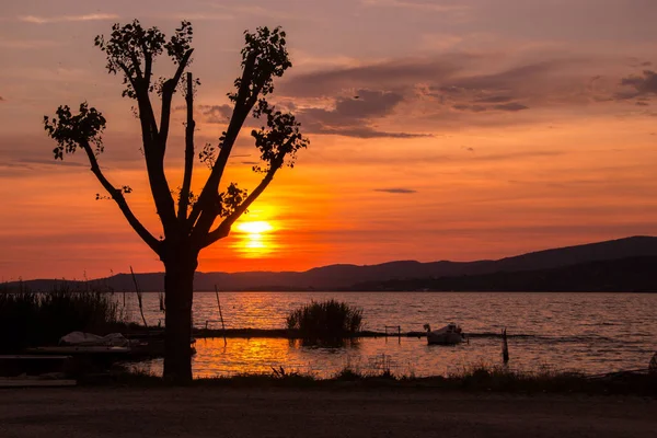 Landschaft Seenlandschaft Mit Blauem Himmel Und Sonnenuntergang Stockbild