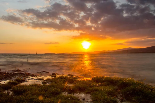 Landschaft Seenlandschaft Mit Blauem Himmel Und Sonnenuntergang lizenzfreie Stockbilder