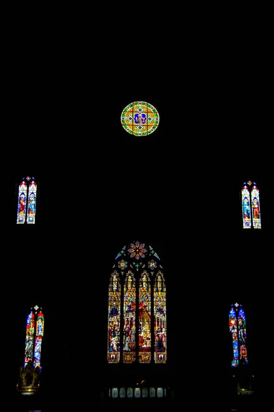 意大利锡耶纳圣玛丽亚阿松塔大教堂内的彩色玻璃窗 — 图库照片