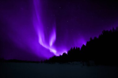 Aurora borealis birçok renkte