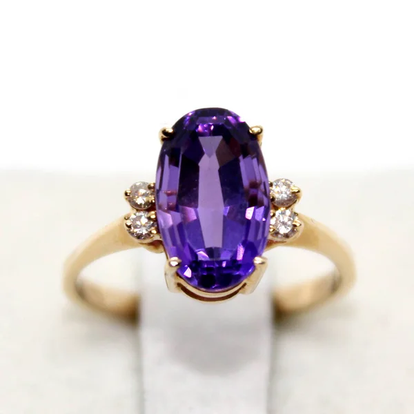 Amethyst Ovaal Vormige Gouden Ring Met Diamant Accenten — Stockfoto