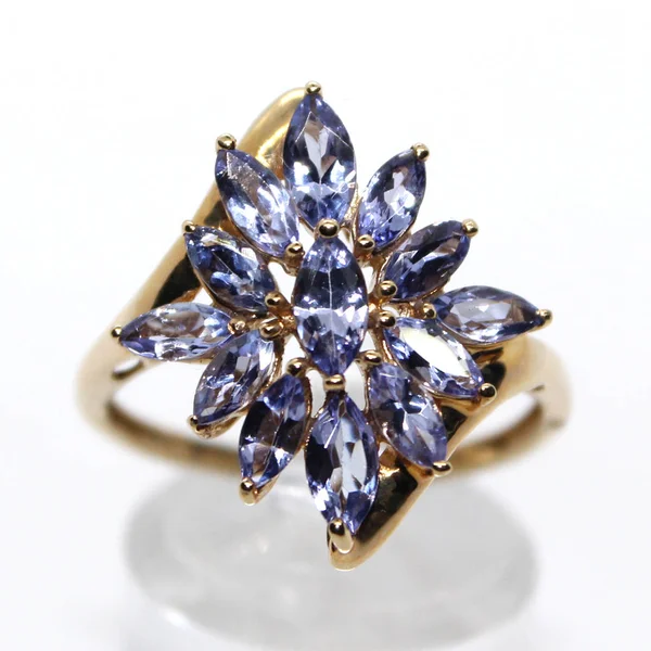 Anel Lindo Amarelo Ouro 14K Tanzanite Floret Glória Shot — Fotografia de Stock