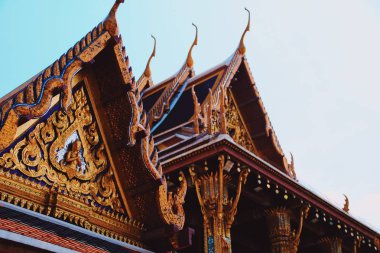 Bangkok, Tayland Zümrüt Tapınağı gerekçesiyle alınmıştır. Soldaki tapınak arka planda tapınma sağda olan resimde önemli odak noktası olmak. 