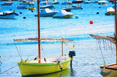 Bir Menorquina olarak yerel dilde bilinen Balear Adaları geleneksel bir tekne. Cadaques alınan. 