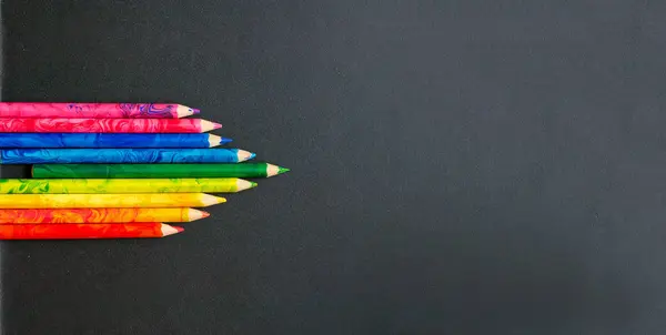 Lápis coloridos na placa da escola — Fotografia de Stock