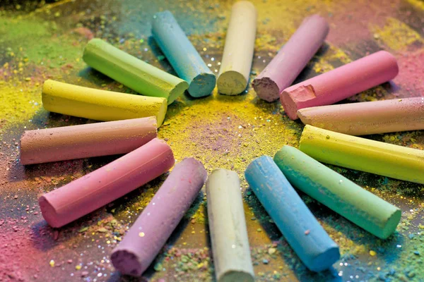 Círculo de giz colorido no fundo colorido — Fotografia de Stock