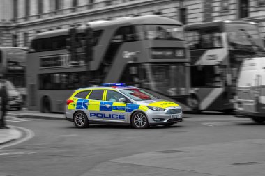 Londra'da polis operasyonu için yolda polis arabası, İngiltere