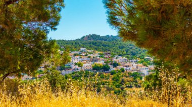 Birçok ağaç arasındaki vadide eski bir şehir