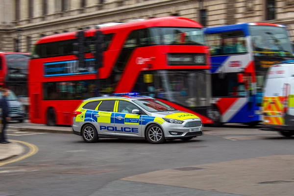 Politibil på vej til politioperation i London, Det Forenede Kongerige - Stock-foto