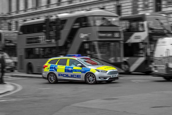 Londra'da polis operasyonu için yolda polis arabası, İngiltere