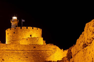 Rodos'ta deniz feneri (Fort St. Nicholas) gece Yunanistan