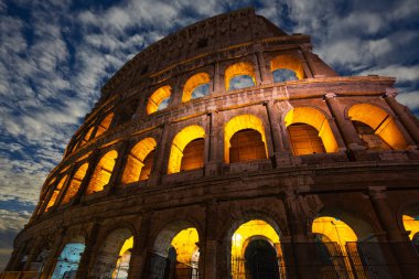 Roma'da güzel gökyüzü ile Colosseum, İtalya