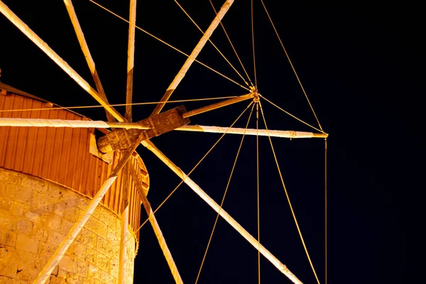 De beroemde windmolen op de Rhodos, Griekenland — Stockfoto