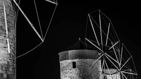 Slavné větrné mlýny na Rhodu, Řecko — Stock fotografie