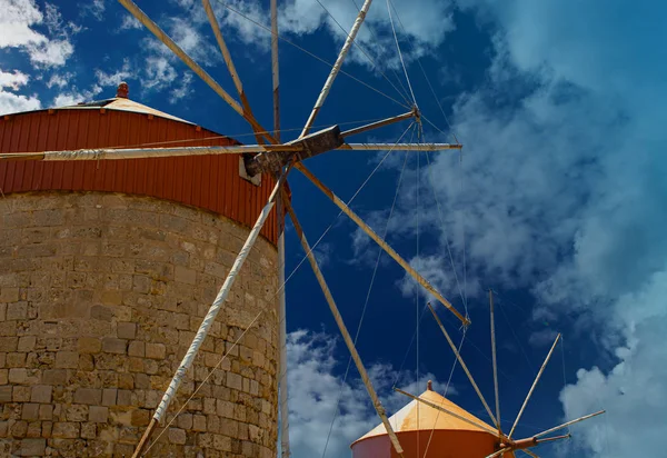 Os famosos Moinhos de Vento na ilha Rodes, Grécia — Fotografia de Stock