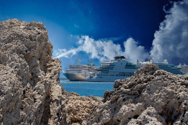 Twee cruiseschepen tussen rotsen voorgrond — Stockfoto