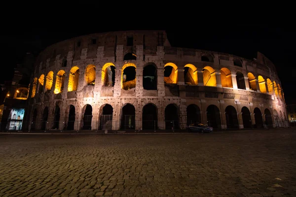 Koloseum v noci, Řím, Itálie — Stock fotografie