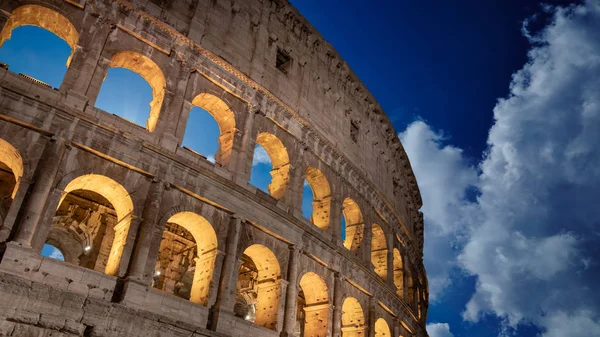 Roma'da güzel gökyüzü ile Colosseum, İtalya