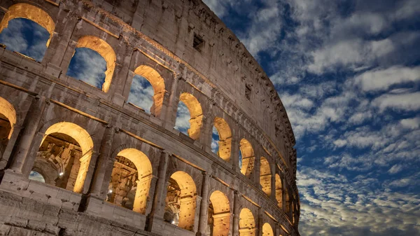 Coliseo con un hermoso cielo en Roma, Italia — Foto de Stock