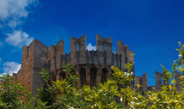 Rodos'ta ağaç bıçakları ile Grand Masters Sarayı Kulesi, Yunanistan