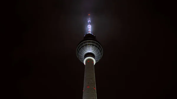 La tour de télévision de Berlin la nuit — Photo