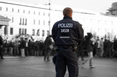 Berlinli bir polis bir gösteri nöbeti