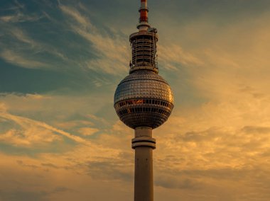 Berlin, Almanya - Gün batımında Berlin Tv kulesi