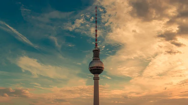 Berlin, Németország-Berlin TV-torony naplementekor — Stock Fotó