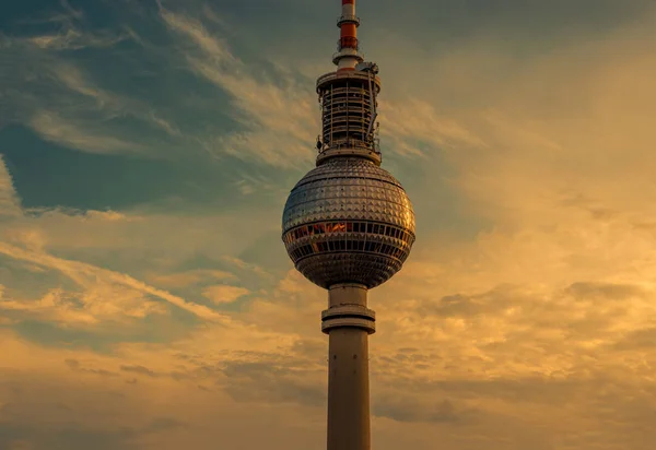 Berlin, deutschland - berliner fernsehturm bei untergang — Stockfoto