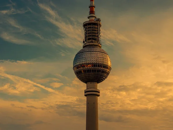 Berlin, Tyskland-Berlin TV-tornet vid solnedgången — Stockfoto