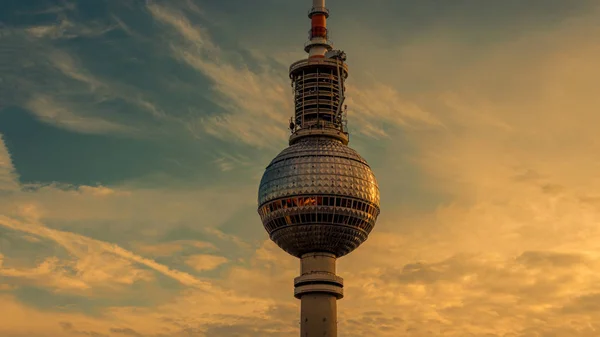 Berlín, Německo-Berlínská televizní věž při západu slunce — Stock fotografie