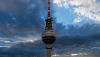 Berlin, Almanya - Gün batımında ünlü Berlin Tv kulesi