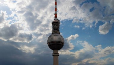 Berlin, Almanya - Gün batımında ünlü Berlin Tv kulesi
