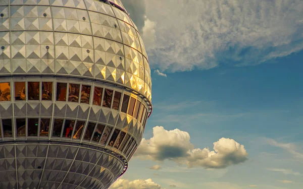 Berlin, Allemagne - Tour de télévision de Berlin au coucher du soleil — Photo