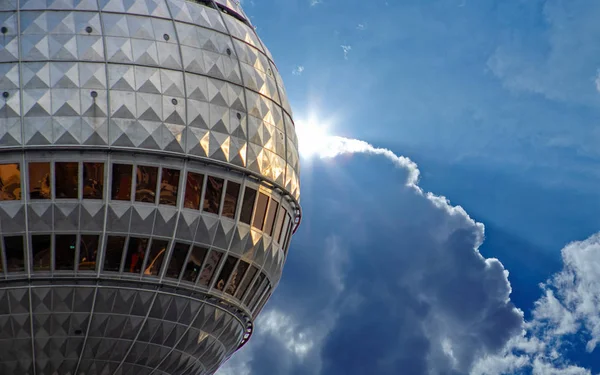 Berlin, Allemagne - La célèbre tour de télévision berlinoise au coucher du soleil — Photo