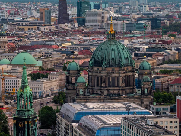 ベルリンのスカイラインを持つベルリン大聖堂 — ストック写真