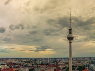 Berlin, Almanya - 11 Ağustos 2019 - Berlin Oteli 'nin çatısından akşam üzeri panoramik manzara