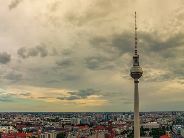 Berlin, Tyskland - 11 augusti 2019 - Panoramautsikt över Berlin på kvällen från taket på Hotel Park Inn Berlin — Stockfoto