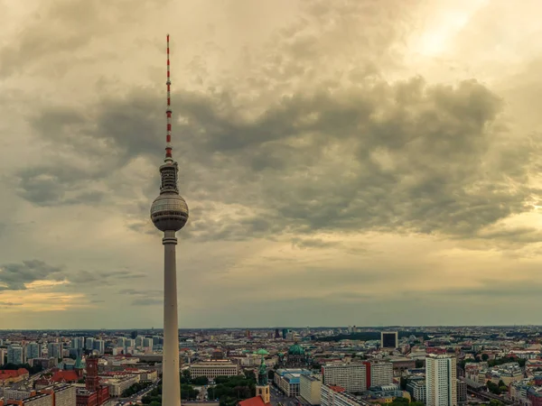 BERLÍN, ALEMANIA - 11 de agosto de 2019 - Vista panorámica de Berlín por la noche desde el techo del Hotel Park Inn Berlin — Foto de Stock