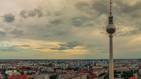 BERLÍN, ALEMANIA - 11 de agosto de 2019 - Vista panorámica de Berlín por la noche desde el techo del Hotel Park Inn Berlin — Foto de Stock