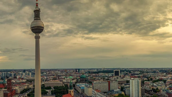 Berlin, Tyskland - 11 augusti 2019 - Panoramautsikt över Berlin på kvällen från taket på Hotel Park Inn Berlin — Stockfoto