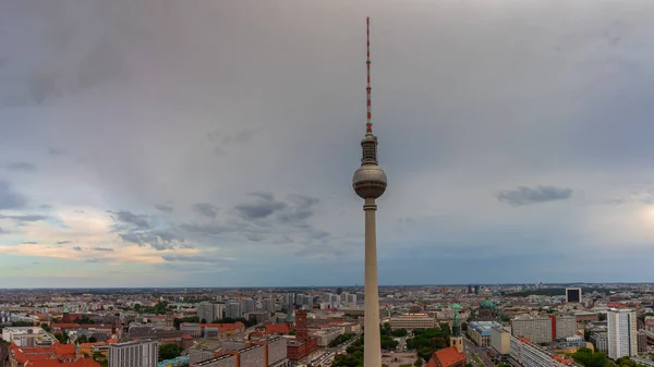 BERLÍN, ALEMANIA - 11 de agosto de 2019 - Vista panorámica de Berlín desde el techo del Hotel Park Inn Berlin — Foto de Stock