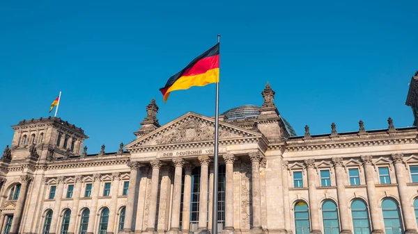 Almanya 'nın başkenti Berlin' de Alman Parlamentosu 'nun (Deutscher Bundestag) merkezi.