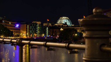 Berlin, Almanya - 25 Ağustos 2019 - Alman Bundestag, parlamentonun merkezi, köprü ve gece ön planda bulanık bir çit