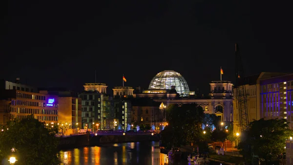 Berlino, Germania - 25 agosto 2019 - Bundestag tedesco, sede del parlamento, con ponte e recinzione sfocata in primo piano di notte — Foto Stock