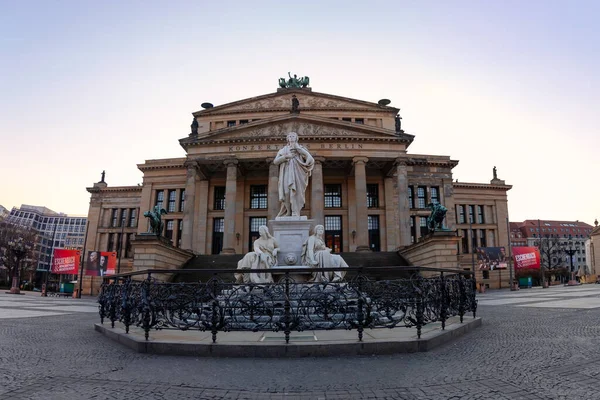 Berlin, Almanya - 28 Mart 2020 - Ünlü 